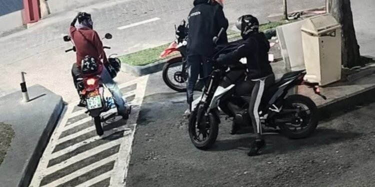 Motocicleta é roubada em estacionamento de fast food em Cabo Frio