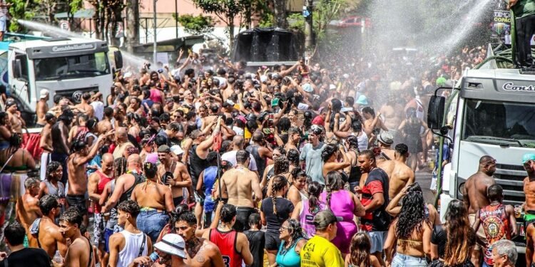 Folia Imperial reúne blocos e shows em Petrópolis até terça-feira Folia Imperial reúne blocos e shows em Petrópolis até terça-feira