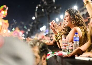 Paolla Oliveira celebra desfile da Grande Rio e acompanha bateria na Sapucaí; veja FOTOS