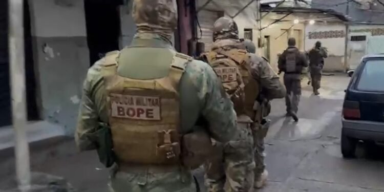 Polícia faz operação nos complexos de Pedreira e Chapadão