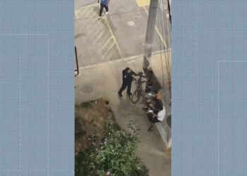 Vídeo flagra agressão e tiro com bala de borracha contra morador no Catumbi, e PM é afastado das ruas