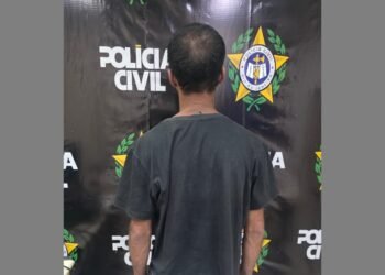 Após roubo, homem retorna ao local para intimidar vítimas e acaba preso em Cabo Frio