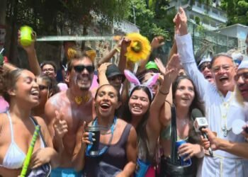 Carmelitas puxa lista de blocos desta sexta-feira; Rio tem 20 desfiles