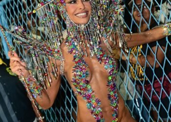 Sabrina Sato usa fantasia de 40 quilos para desfilar na Vila Isabel