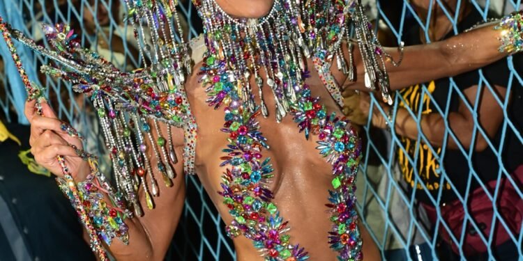 Sabrina Sato usa fantasia de 40 quilos para desfilar na Vila Isabel Sabrina Sato usa fantasia de 40 quilos para desfilar na Vila Isabel