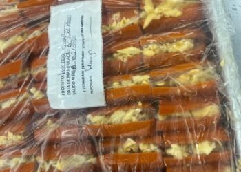 Vigilância Sanitária fiscaliza supermercado após denúncia sobre salgados com larvas em Cabo Frio