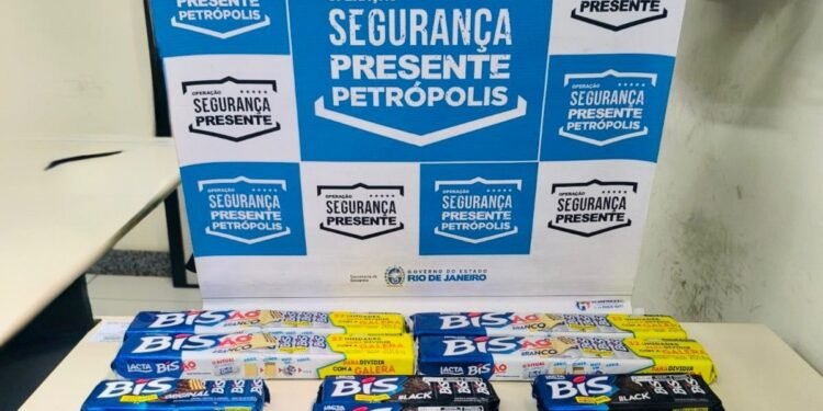 Homem é preso após furtar 15 barras de chocolate em Petrópolis