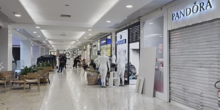 Um mês após incêndio, cheiro de fumaça ainda é sentido no Shopping Tijuca; subsolo segue interditado