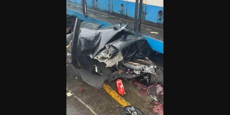 Colisão entre carro e trem deixa um morto e um ferido grave em Magé