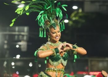 Completas e com rainhas, escolas fazem último ensaio técnico na Sapucaí antes do carnaval