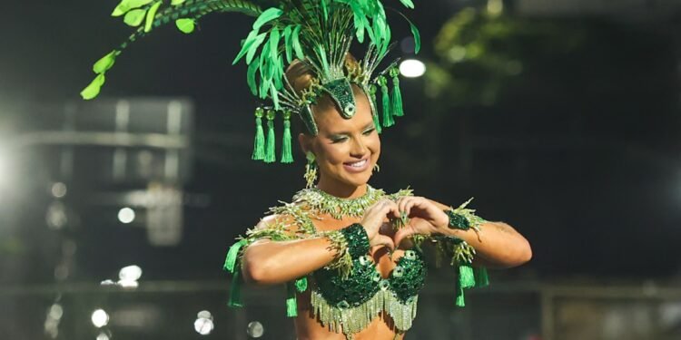 Completas e com rainhas, escolas fazem último ensaio técnico na Sapucaí antes do carnaval