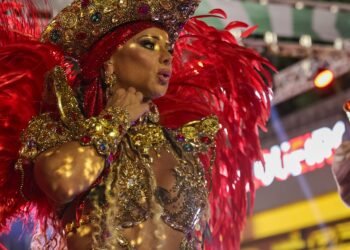 Viviane Araújo se emociona à frente da bateria do Salgueiro durante desfile na Sapucaí; veja FOTOS