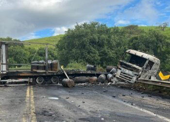 Carreta com produtos químicos pega fogo e interdita rodovia em Sapucaia