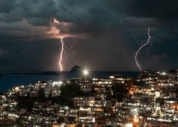 Do Vidigal, fotógrafo clicado sequência de raios no mar do Rio; veja imagens