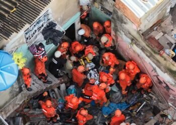 VÍDEO: veja o momento do resgate de criança dos escombros de casa que desabou no Maracanã