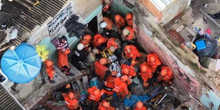 VÍDEO: veja o momento do resgate de criança dos escombros de casa que desabou no Maracanã