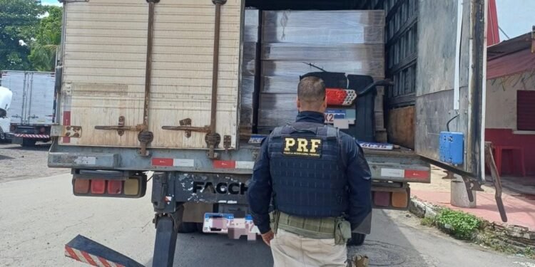 Homem é preso com caminhão roubado na BR-393, em Volta Redonda; Carga avaliada em R$ 500 mil