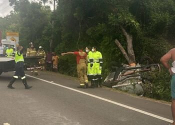 Quatro pessoas morrem e outra fica gravemente ferida após carro capotar e bater em árvore na Bahia
