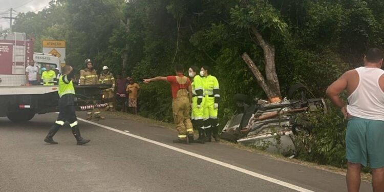 Quatro pessoas morrem e outra fica gravemente ferida após carro capotar e bater em árvore na Bahia