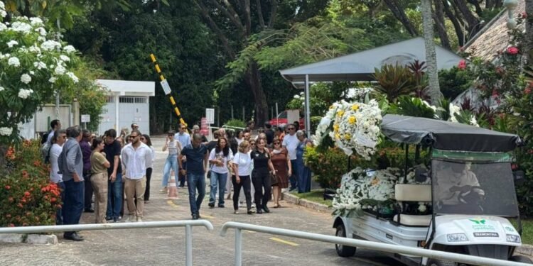 Corpo de professora morta a facadas por aluno em RO é cremado na BA