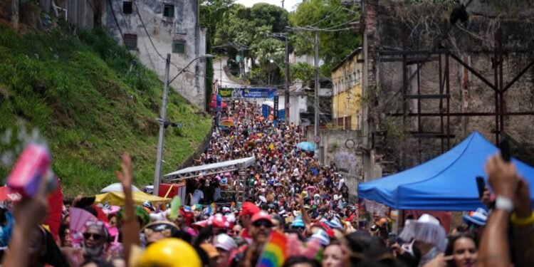 FOTOS: veja imagens do segundo dia de pré-carnaval em Salvador