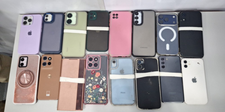 Mulher é presa suspeita de furtar 15 celulares no pré-carnaval de Salvador