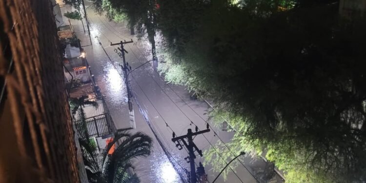Chuva forte atinge a Grande Rio, deixa feridos, alaga ruas e causa penetração