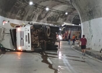 Caminhão tomba dentro de túnel na BR‑040, na Serra de Petrópolis