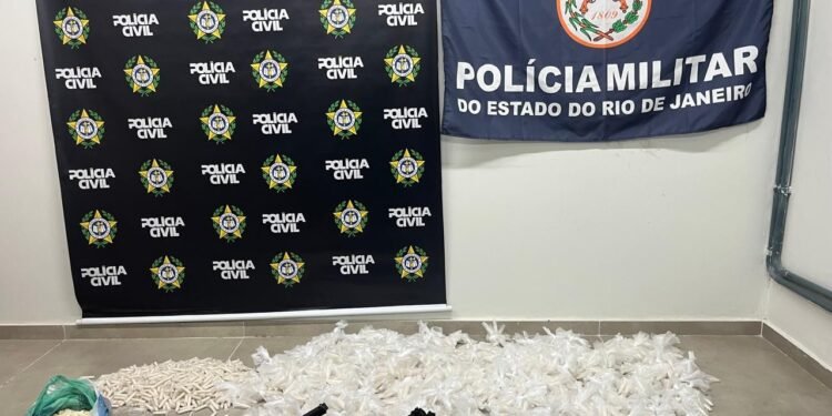 Jovem é preso com mais de 4 kg de cocaína e armas em Resende Jovem é preso com mais de 4 kg de cocaína e armas em Resende