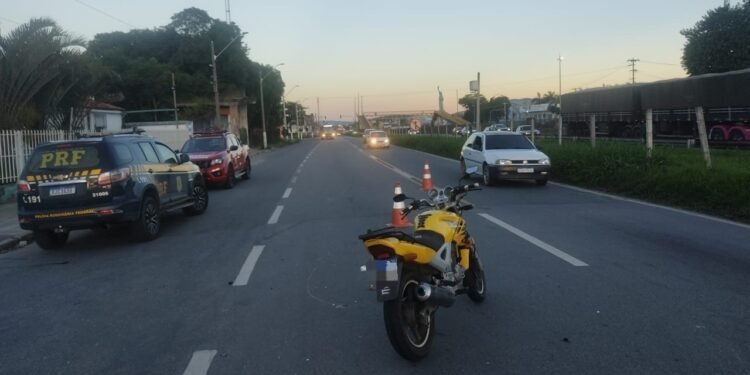 Acidente entre carro e moto deixa homem ferido na Via Dutra, em Resende Acidente entre carro e moto deixa homem ferido na Via Dutra, em Resende