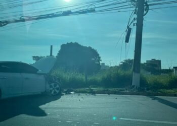 Homem fica ferido após carro bater em poste em Resende