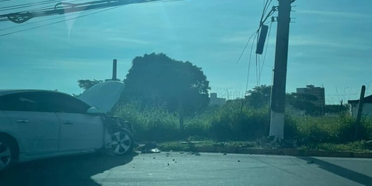 Homem fica ferido após carro bater em poste em Resende