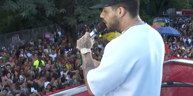 Antes de Zé Felipe estreia show em trio em BH, DJ toca ‘Alô, Virgínia’, música dedicada ao ex do sertanejo Antes de Zé Felipe estreia show em trio em BH, DJ toca ‘Alô, Virgínia’, música dedicada ao ex do sertanejo