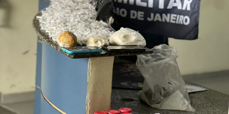 Jovem é preso por suspeita de tráfico de drogas em Angra dos Reis