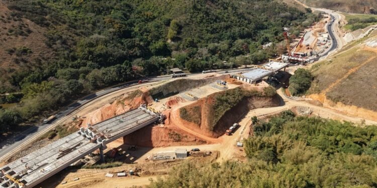 Pista de subida da Serra das Araras será totalmente interditada para retirada de rochas Pista de subida da Serra das Araras será totalmente interditada para retirada de rochas
