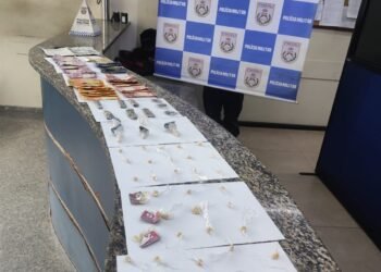 Homem é preso e adolescente apreendido por envolvimento com o tráfico de drogas em Barra Mansa