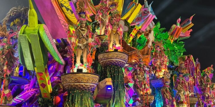 Desfile das Campeãs: escolas voltam na Sapucaí em noite marcada por críticas aos jurados