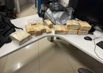 PRF apreende R$ 350 mil em dinheiro com passageiro de ônibus na Via Dutra