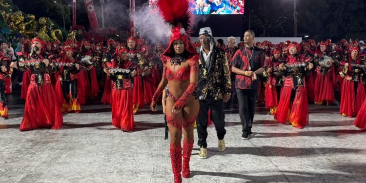 Iza não descartou permaneceu como rainha de bateria na Imperatriz: ‘O que a escola quiser eu quero’