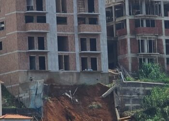 VÍDEO: Muro de prédio desaba em cima de casa após forte chuva em Valença