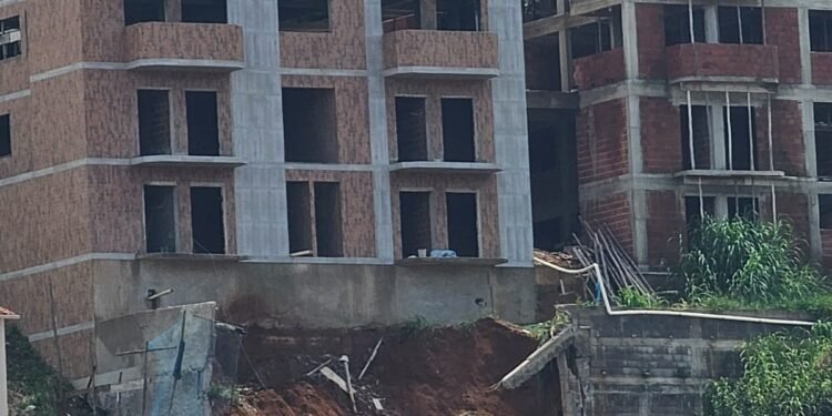 VÍDEO: Muro de prédio desaba em cima de casa após forte chuva em Valença VÍDEO: Muro de prédio desaba em cima de casa após forte chuva em Valença