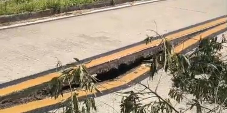 BR-495 é totalmente interditada após rachadura da pista ao meio na Teresópolis-Itaipava