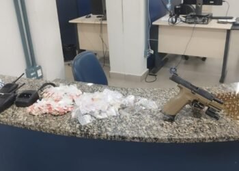 Homem é preso e adolescente apreendido por tráfico de drogas em Resende