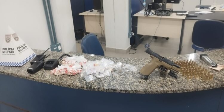 Homem é preso e adolescente apreendido por tráfico de drogas em Resende