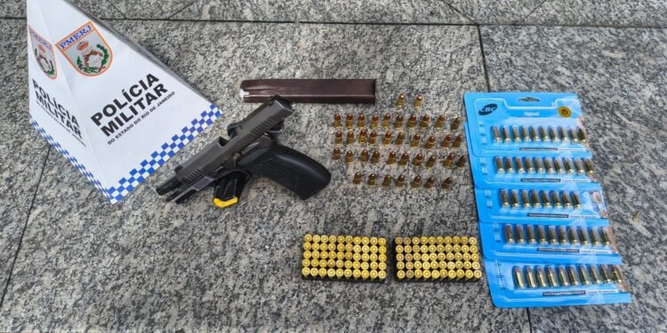 Homens suspeitos de porte ilegal de arma de fogo estão presos em Resende Homens suspeitos de porte ilegal de arma de fogo estão presos em Resende