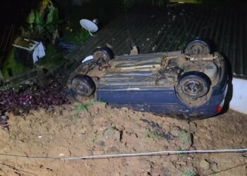 Deslização de terra derrubando muro e arrastando carro durante chuva em Visconde de Mauá