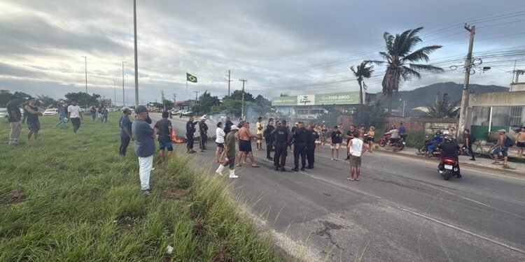 Moradores interditam RJ-140 e queimam pneus em protesto após chuvas em São Pedro da Aldeia