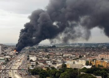 SIGA: bombeiros combatem incêndio em galpão na Zona Norte do Rio