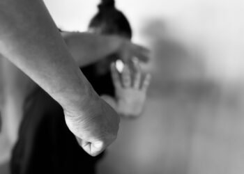 Mais de 115 mulheres vítimas de violência recorreram à Justiça por dia em busca de proteção nos primeiros 65 dias do ano no RJ