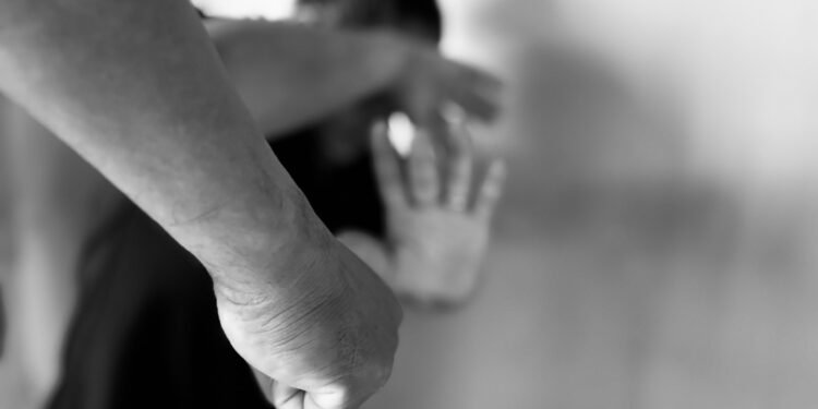 Mais de 115 mulheres vítimas de violência recorreram à Justiça por dia em busca de proteção nos primeiros 65 dias do ano no RJ